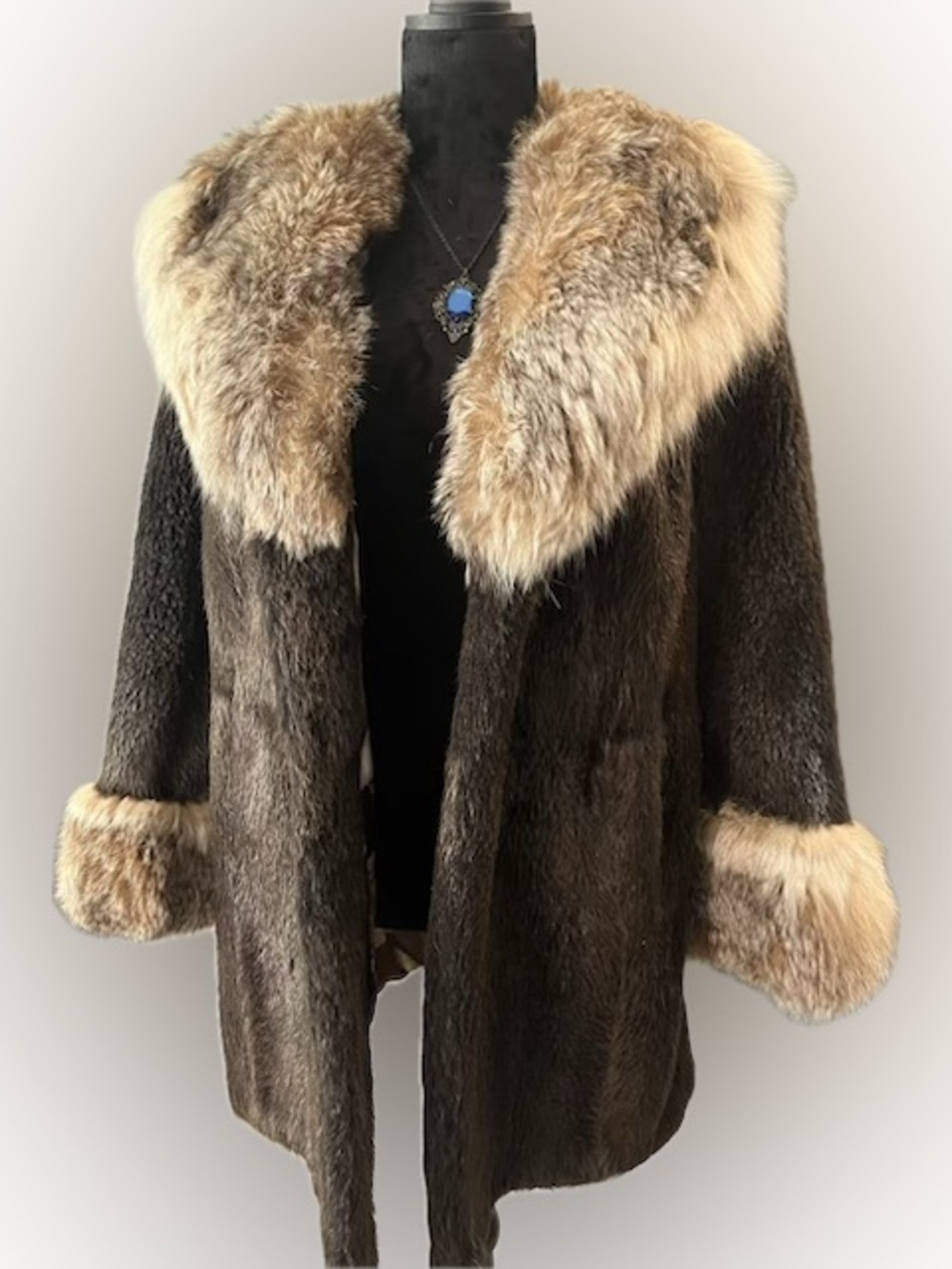 🌟 Vintage Real Fur Coat
1970’s Grungy Shaggy - Picture 3 of 9